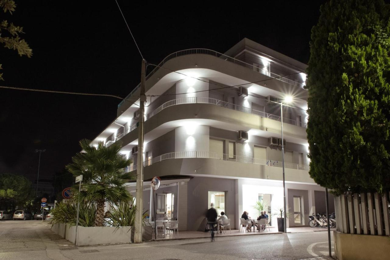Adria Beach Hotel Alba Adriatica Esterno foto
