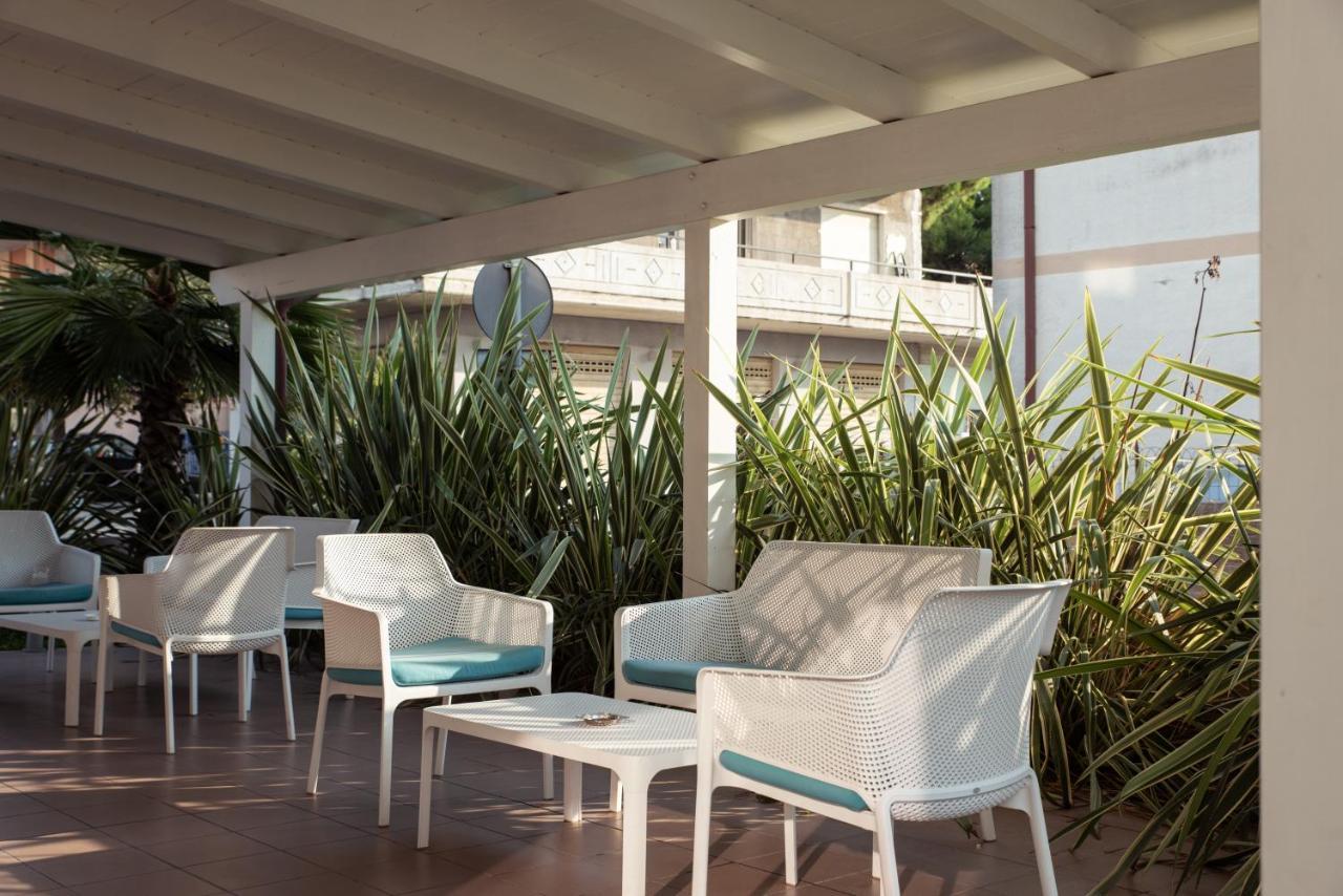 Adria Beach Hotel Alba Adriatica Esterno foto