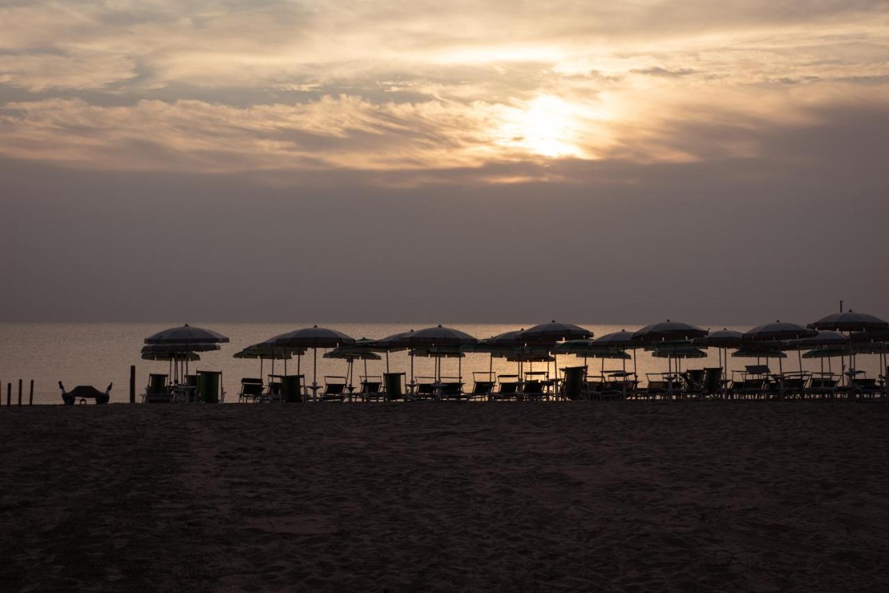 Adria Beach Hotel Alba Adriatica Esterno foto