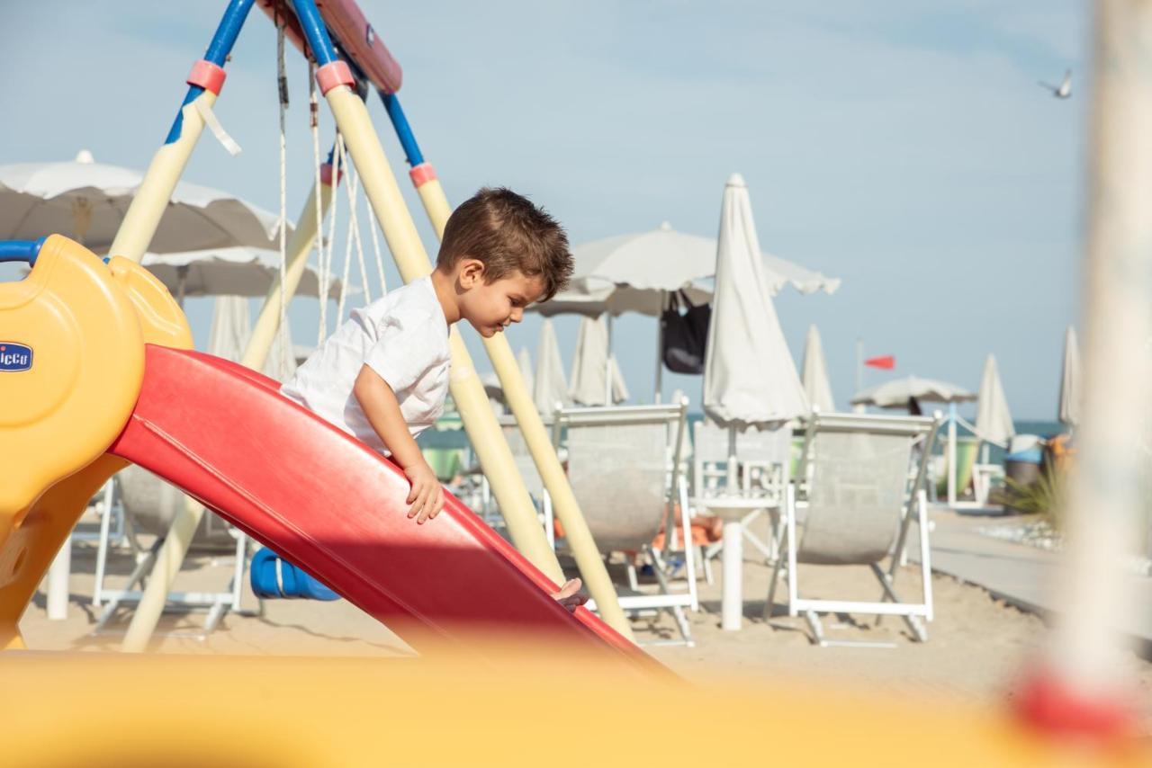 Adria Beach Hotel Alba Adriatica Esterno foto