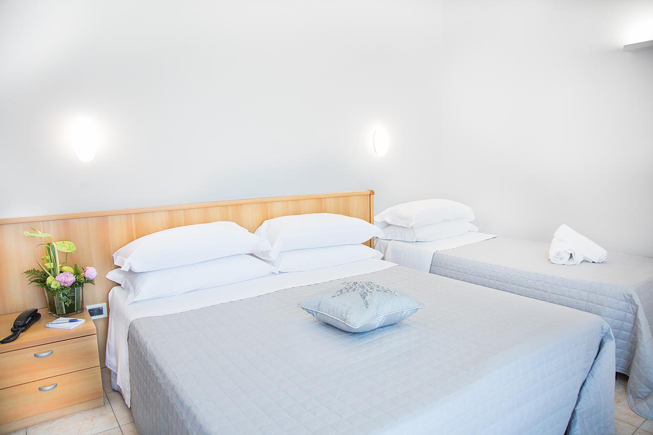 Adria Beach Hotel Alba Adriatica Esterno foto