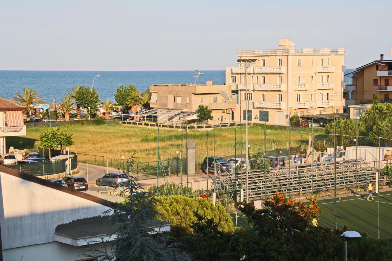 Adria Beach Hotel Alba Adriatica Esterno foto