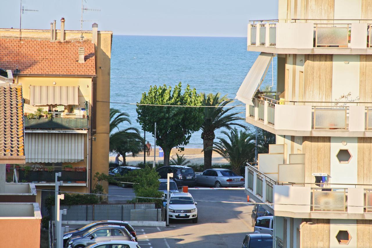 Adria Beach Hotel Alba Adriatica Esterno foto